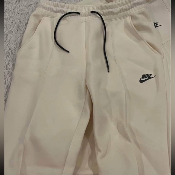 Women’s Nike tech - Picture 5 of 5